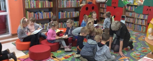 Dzień Pluszowego Misia - przedszkolaki w bibliotece